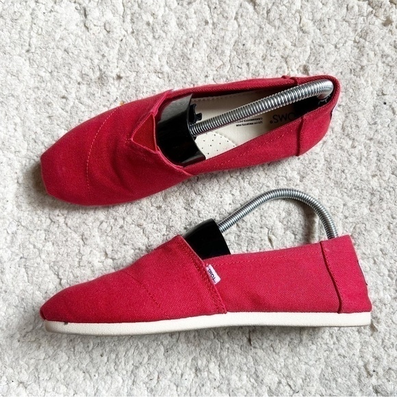 TOMS: Women's Solid Red Cream Sole Slip On Canvas Apargata Sneakers Size 8 - Picture 1 of 9